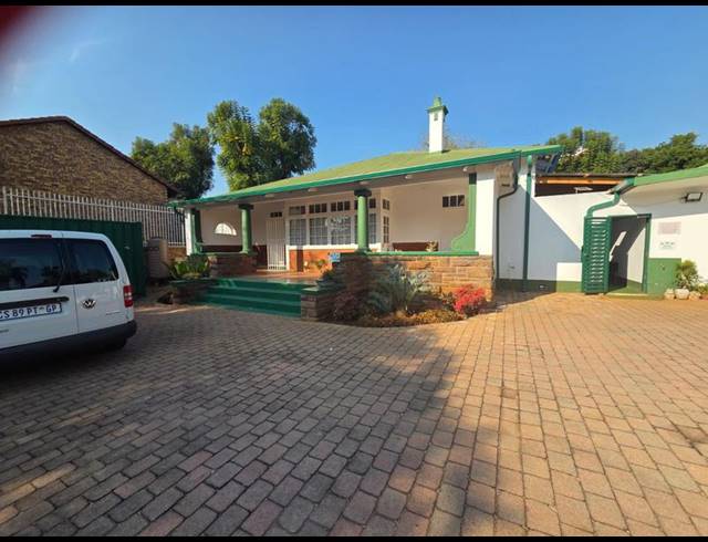 6 BEDROOM HOUSE FOR SALE IN HILLCREST